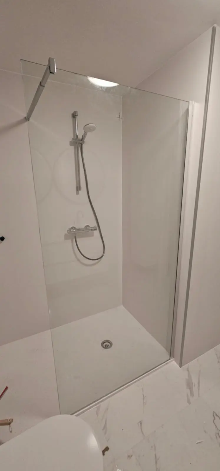 Resultaat na de renovatie: drempelloze douche, inloopdouche