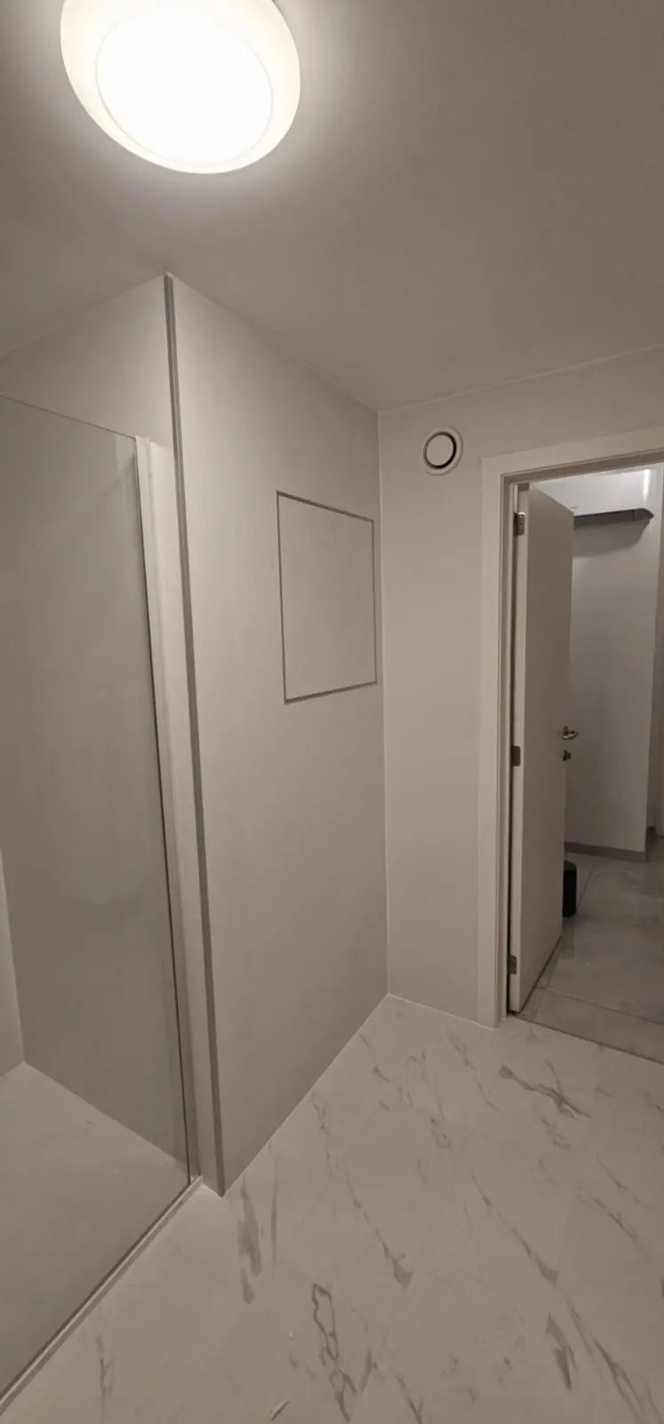 Resultaat na de renovatie: drempelloze douche, inloopdouche