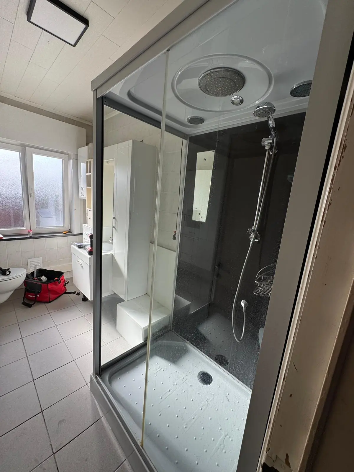 Situatie vóór de renovatie — antislipvloer, drempelloze douche, inloopdouche
