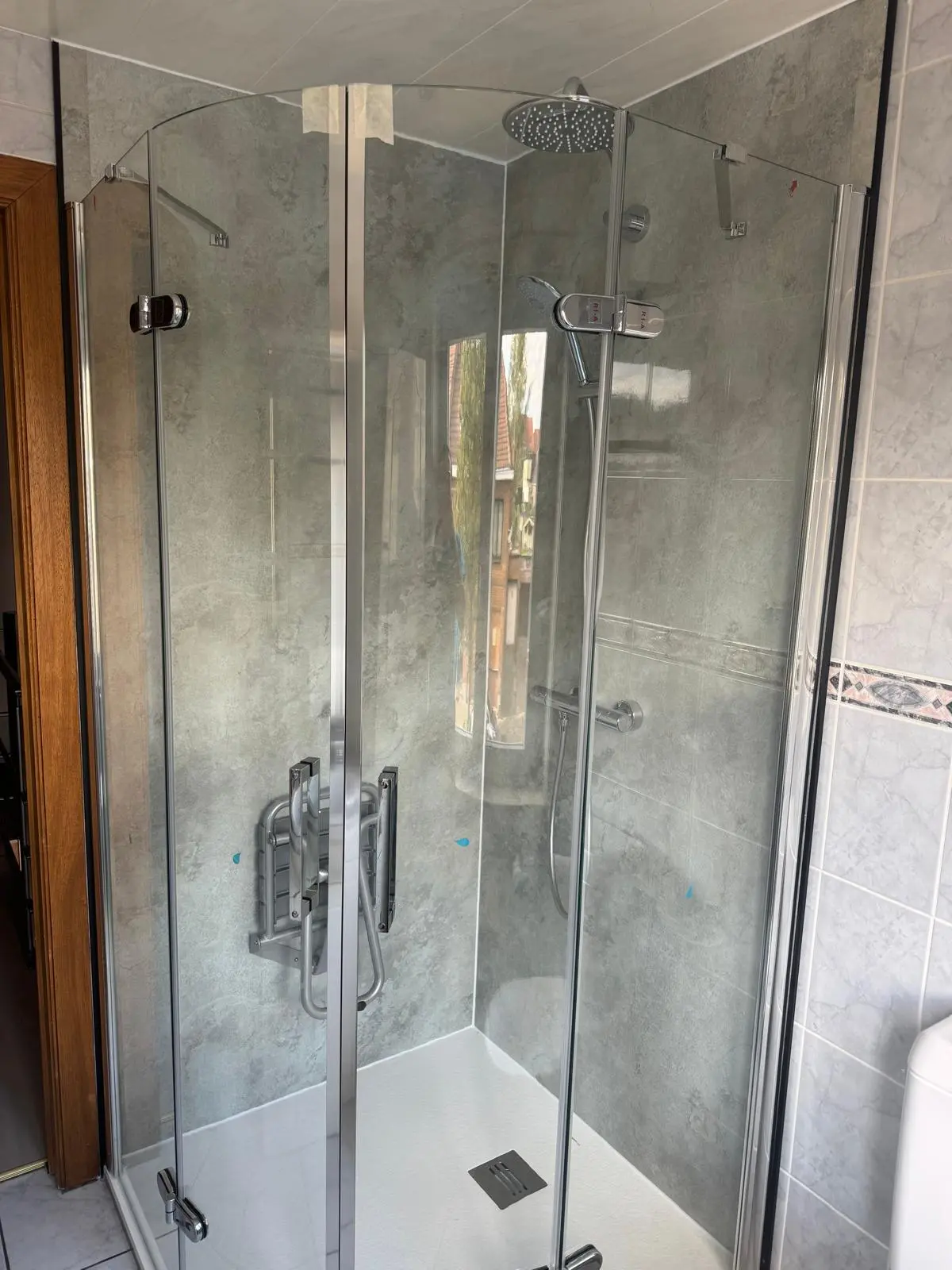 Resultaat na de renovatie: drempelloze douche, antislipvloer, wandbeugels