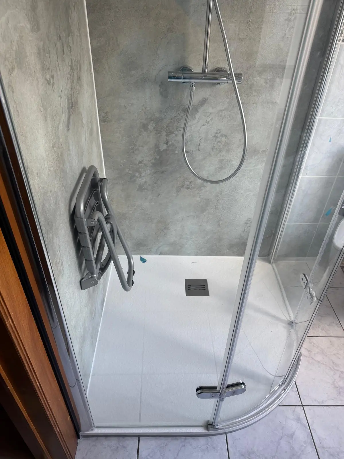Resultaat na de renovatie: drempelloze douche, antislipvloer, wandbeugels