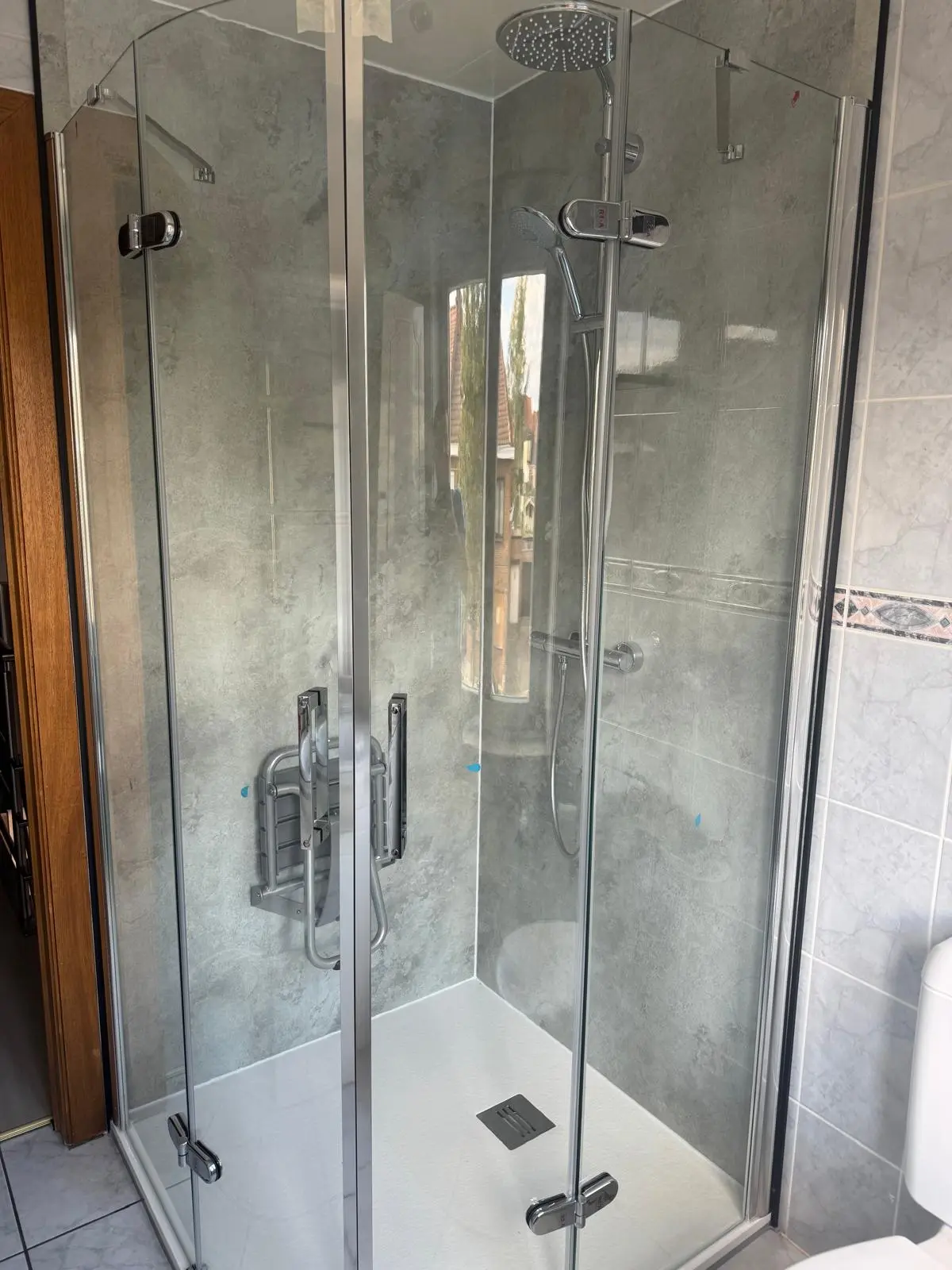 Resultaat na de renovatie: drempelloze douche, antislipvloer, wandbeugels