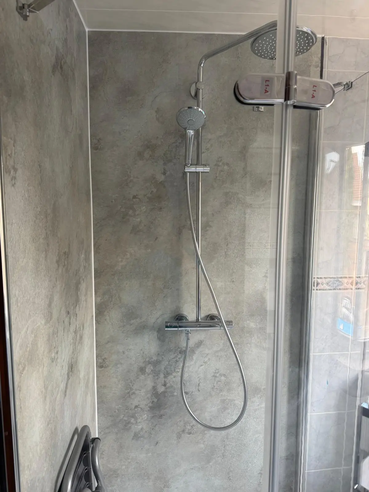 Resultaat na de renovatie: drempelloze douche, antislipvloer, wandbeugels
