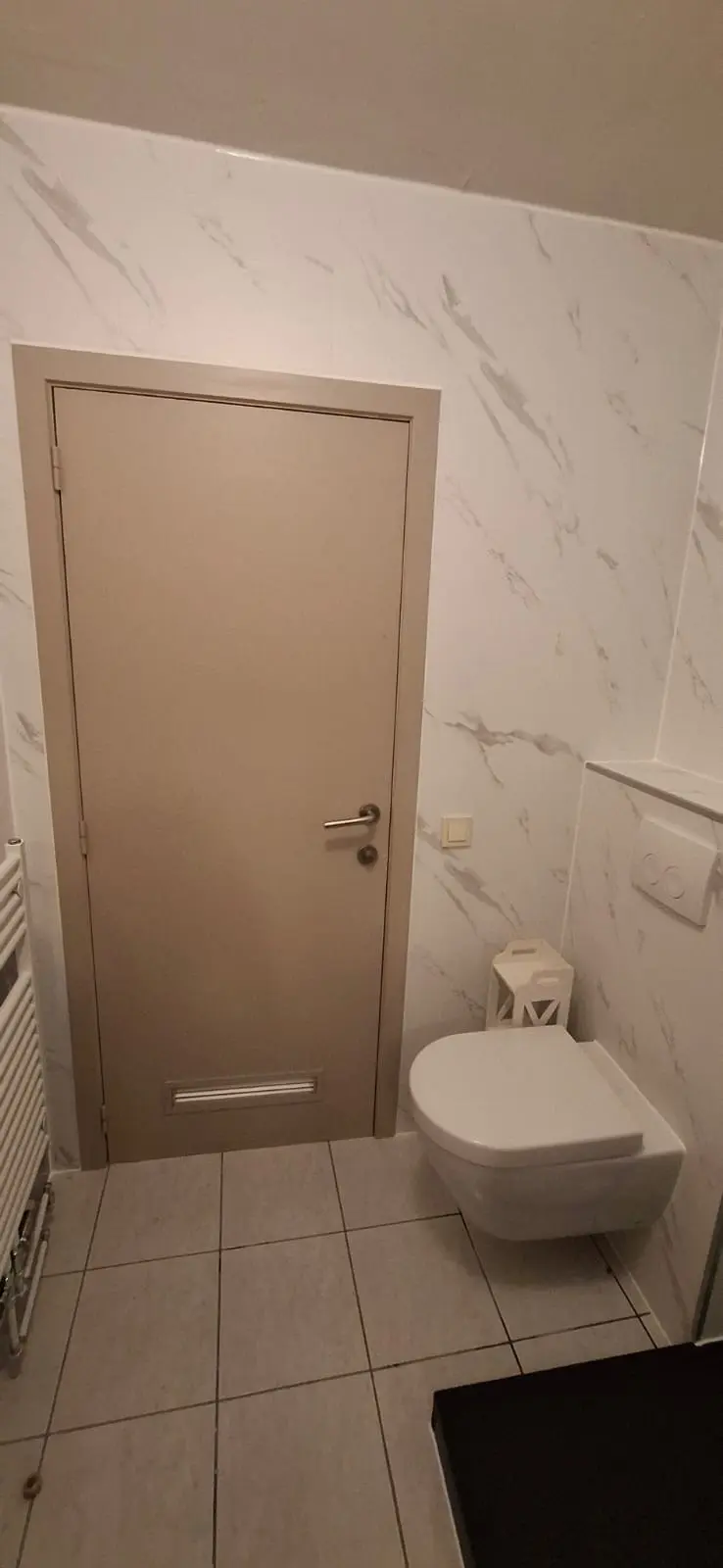 Resultaat na de renovatie: drempelloze douche, antislipvloer, wandbeugels
