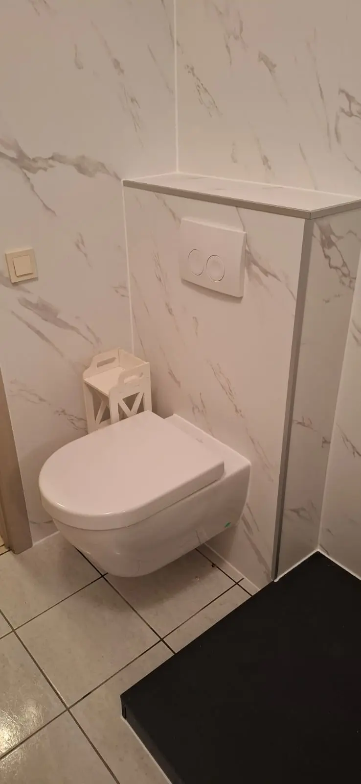 Resultaat na de renovatie: drempelloze douche, antislipvloer, wandbeugels