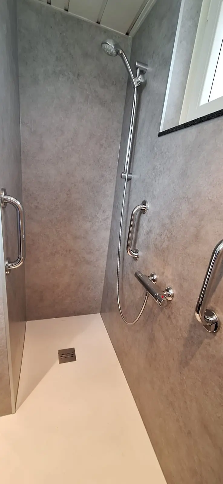 Resultaat na de renovatie: drempelloze douche, antislipvloer, wandbeugels