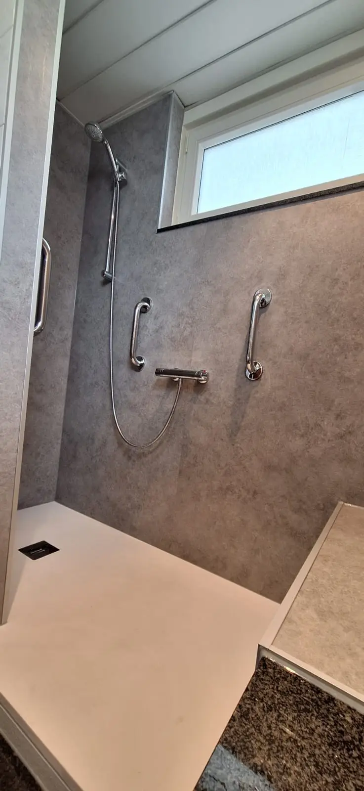 Resultaat na de renovatie: drempelloze douche, antislipvloer, wandbeugels