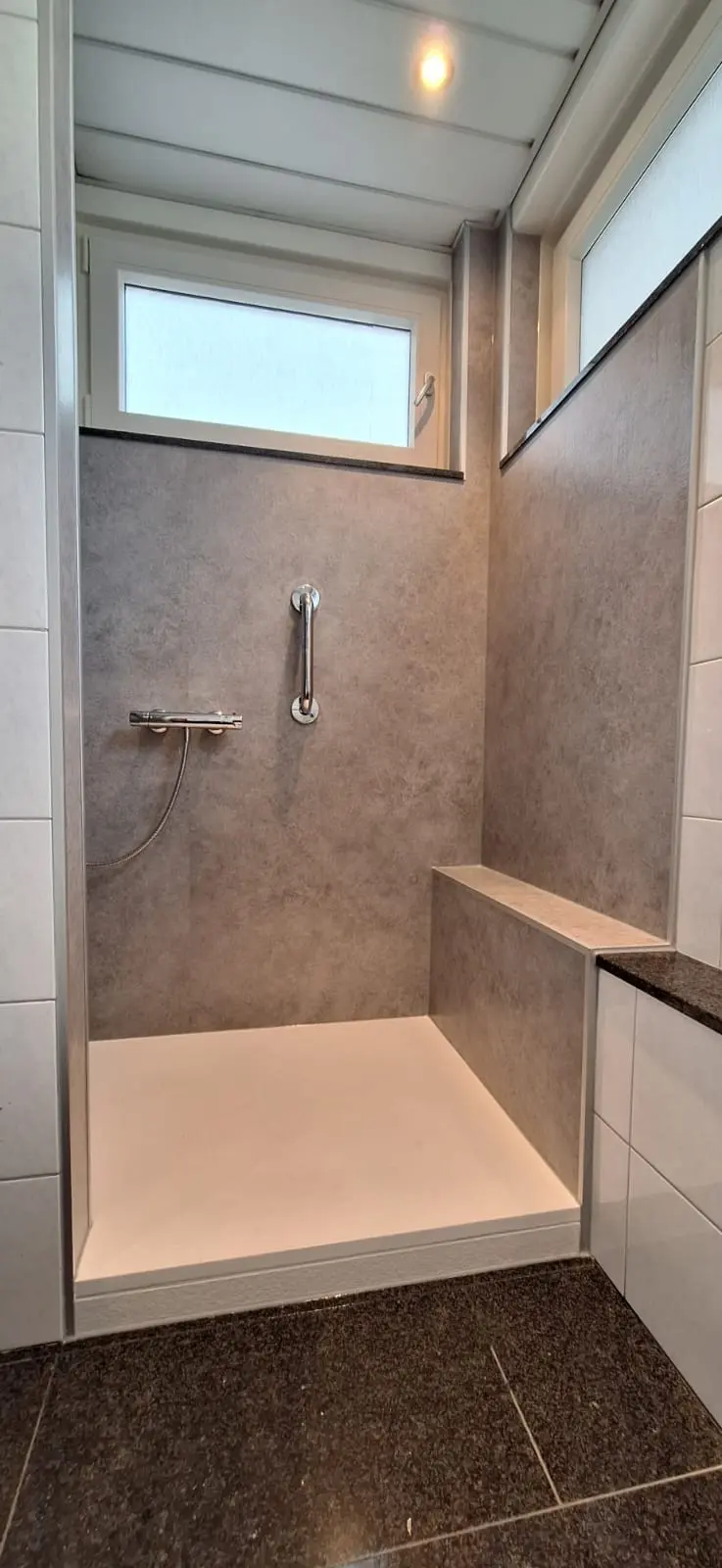 Resultaat na de renovatie: drempelloze douche, antislipvloer, wandbeugels