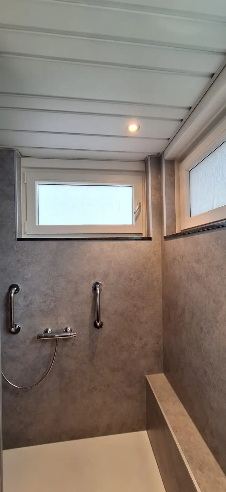Resultaat na de renovatie: drempelloze douche, antislipvloer, wandbeugels
