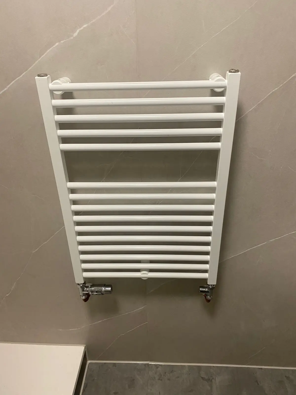 Resultaat na de renovatie: drempelloze douche, antislipvloer, inloopdouche