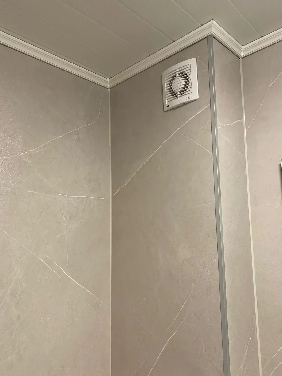 Resultaat na de renovatie: drempelloze douche, antislipvloer, inloopdouche