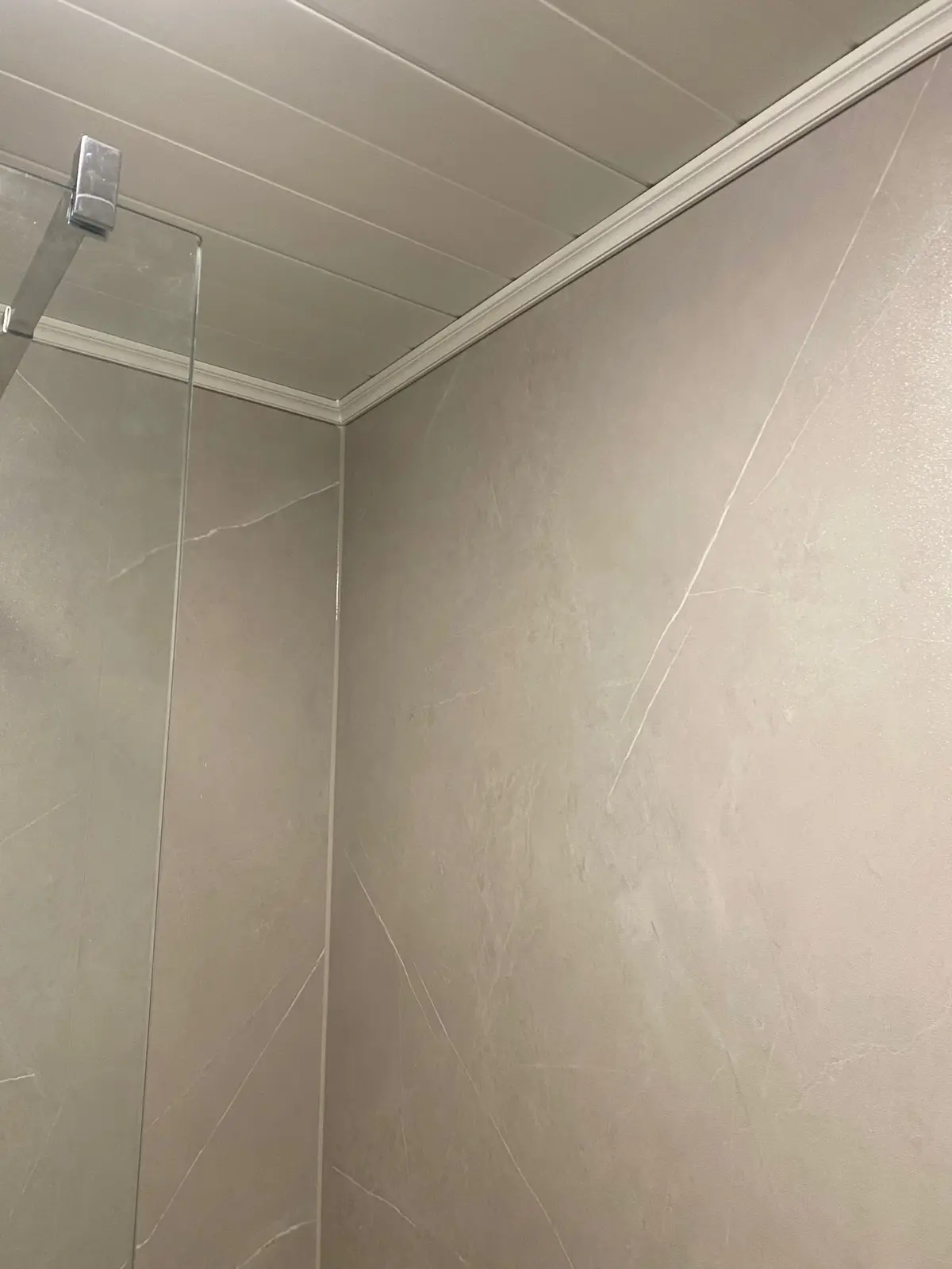 Resultaat na de renovatie: drempelloze douche, antislipvloer, inloopdouche