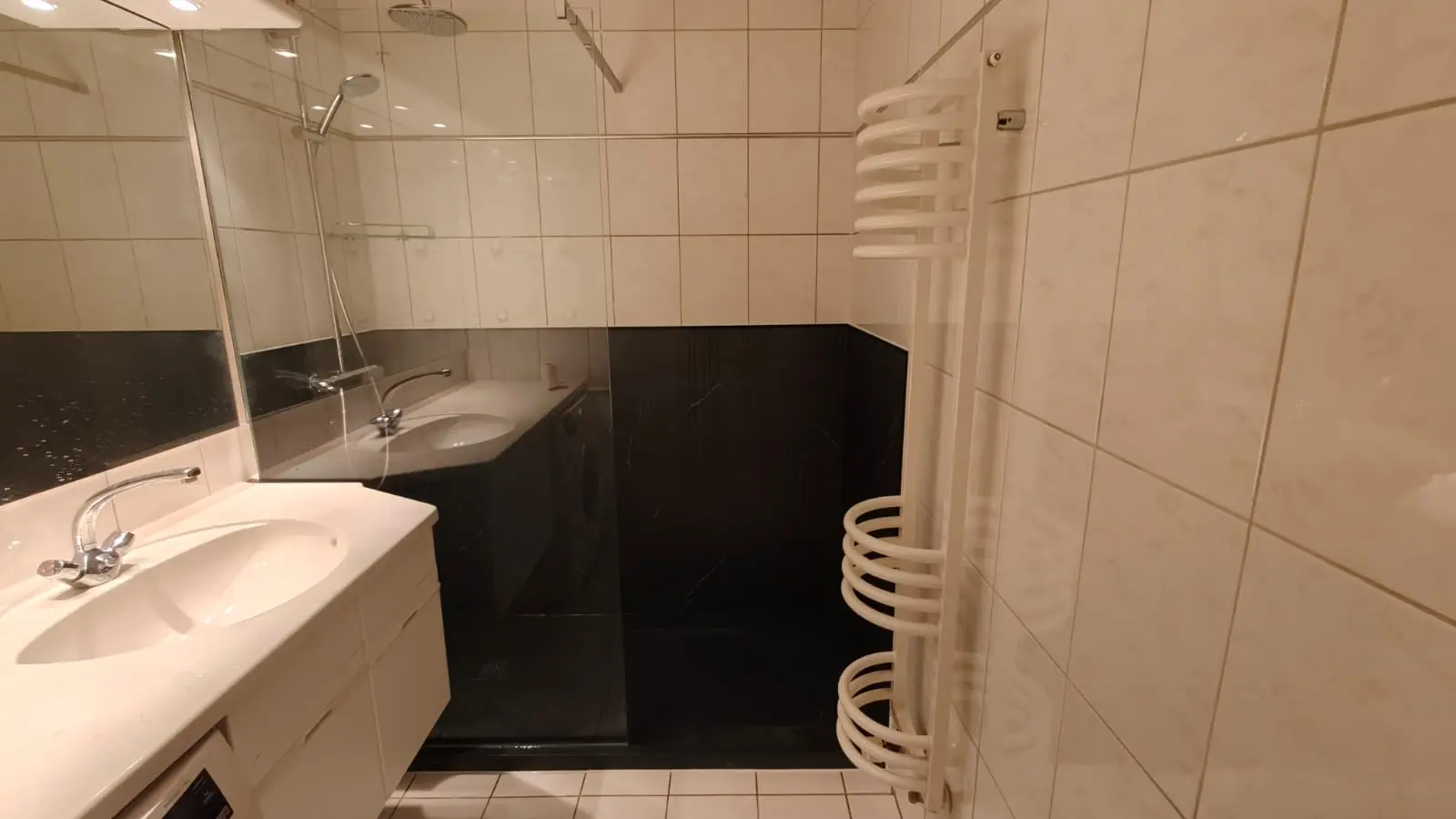 Situatie vóór de renovatie — drempelloze douche, antislipvloer, inloopdouche