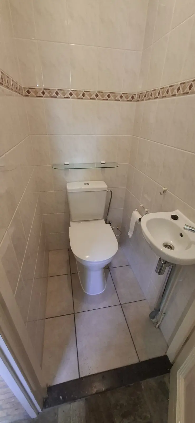 Situatie vóór de renovatie — drempelloze douche, antislipvloer, inloopdouche