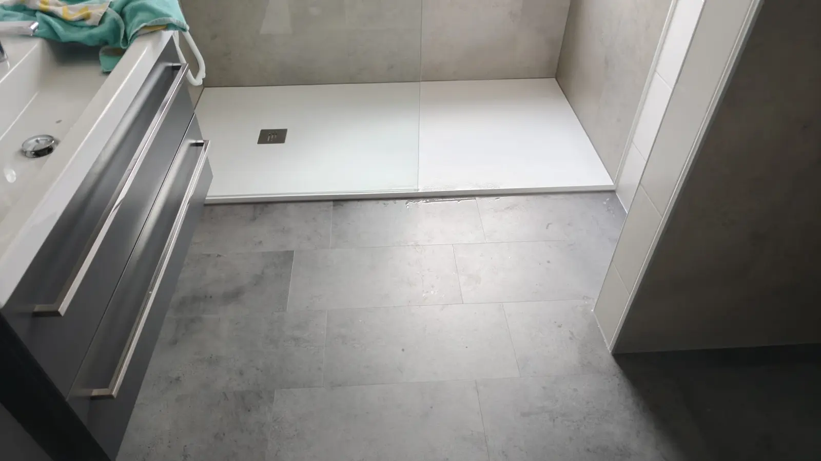 Resultaat na de renovatie: drempelloze douche, antislipvloer, wandbeugels