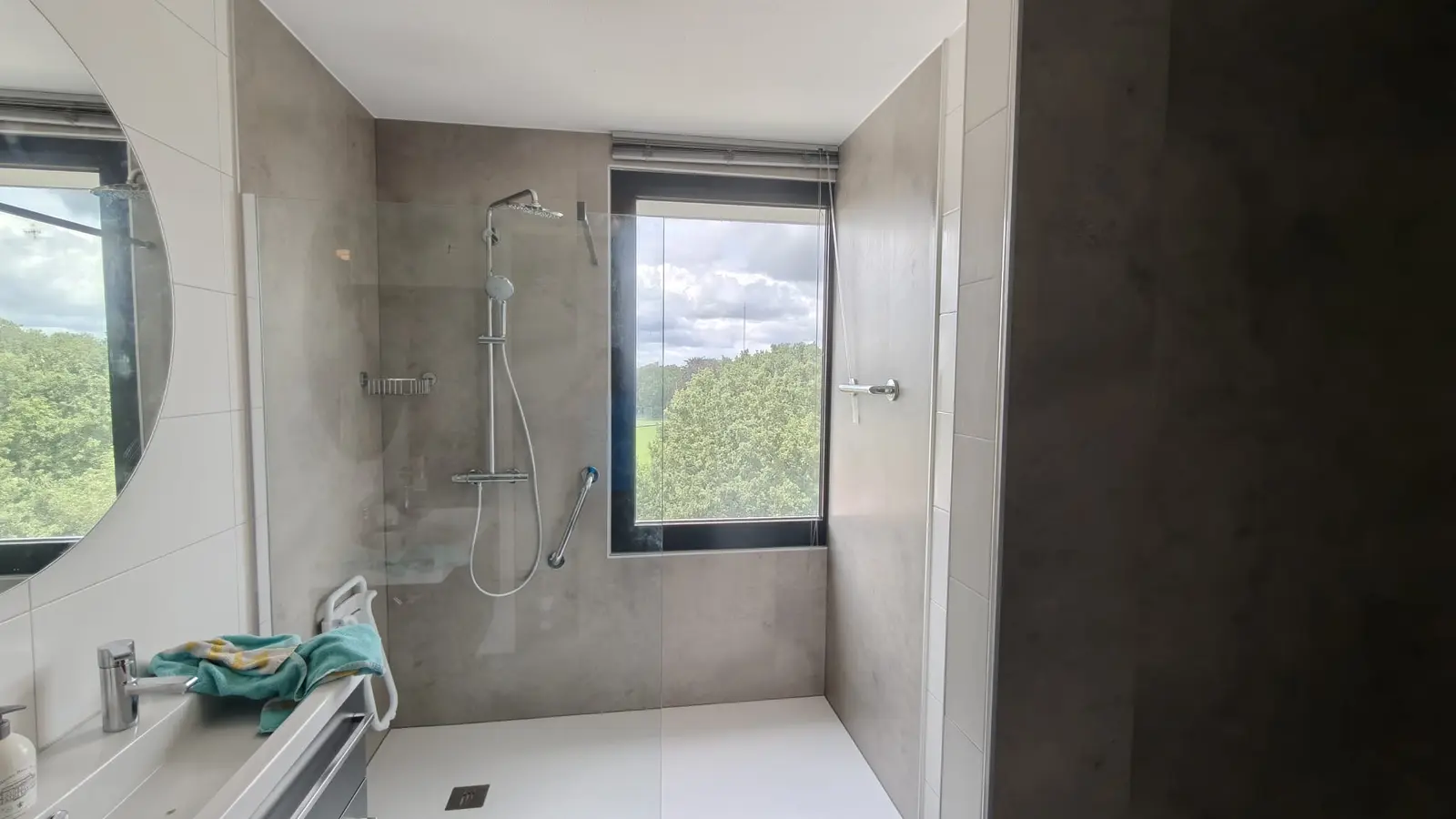 Resultaat na de renovatie: drempelloze douche, antislipvloer, wandbeugels