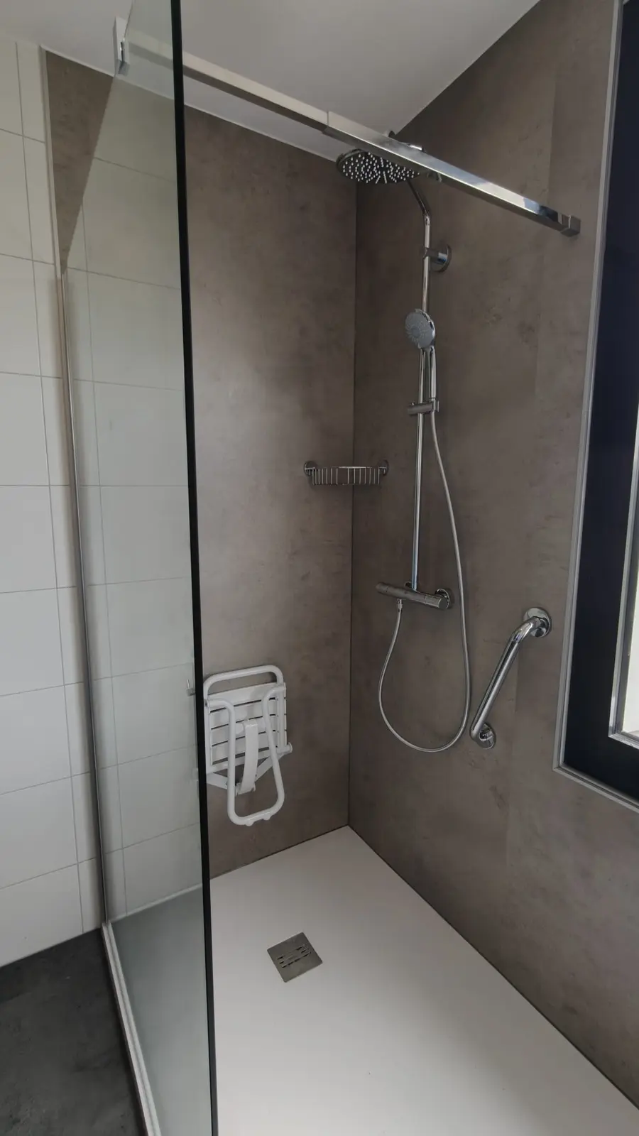 Resultaat na de renovatie: drempelloze douche, antislipvloer, wandbeugels