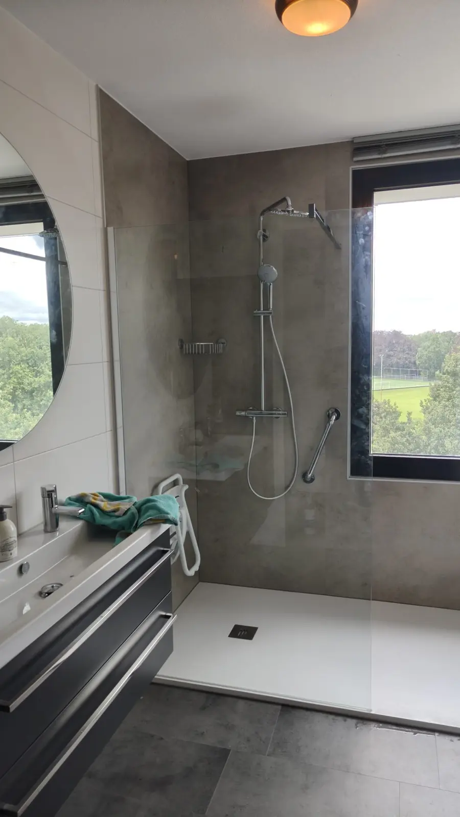 Resultaat na de renovatie: drempelloze douche, antislipvloer, wandbeugels