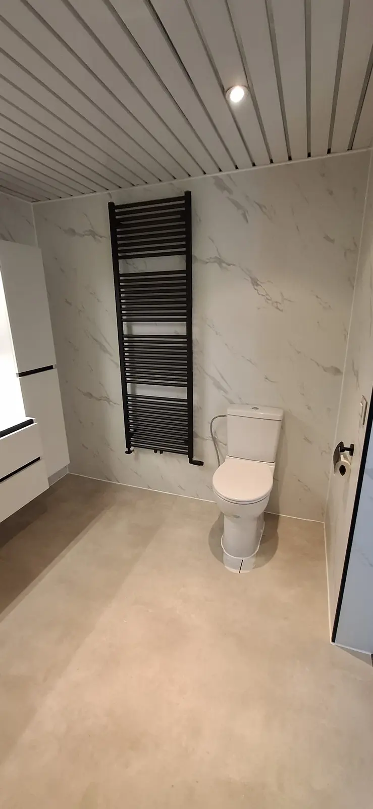 Resultaat na de renovatie: drempelloze douche, antislipvloer, wandbeugels