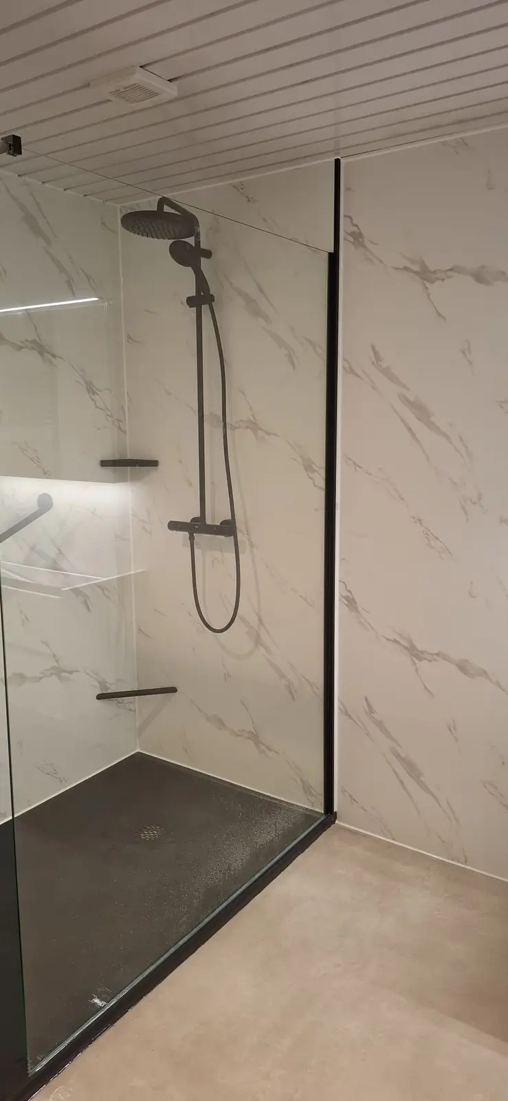 Resultaat na de renovatie: drempelloze douche, antislipvloer, wandbeugels