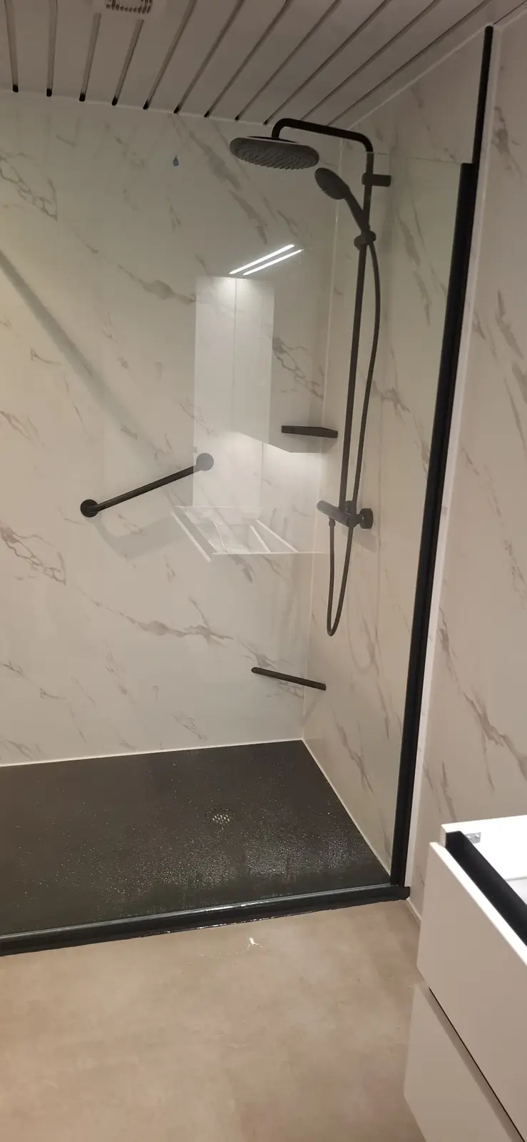 Resultaat na de renovatie: drempelloze douche, antislipvloer, wandbeugels