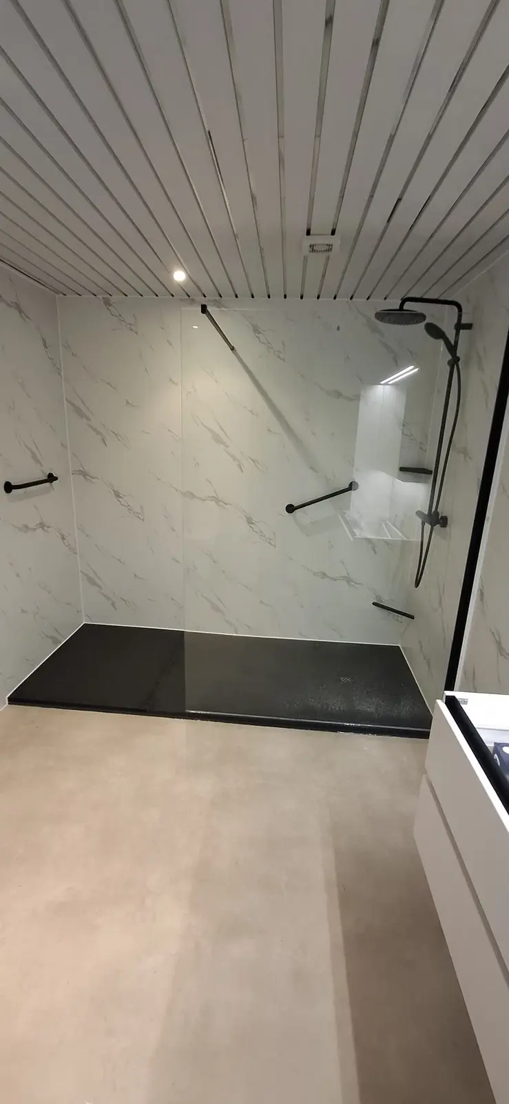Resultaat na de renovatie: drempelloze douche, antislipvloer, wandbeugels
