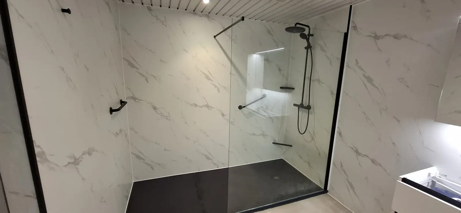 Resultaat na de renovatie: drempelloze douche, antislipvloer, wandbeugels