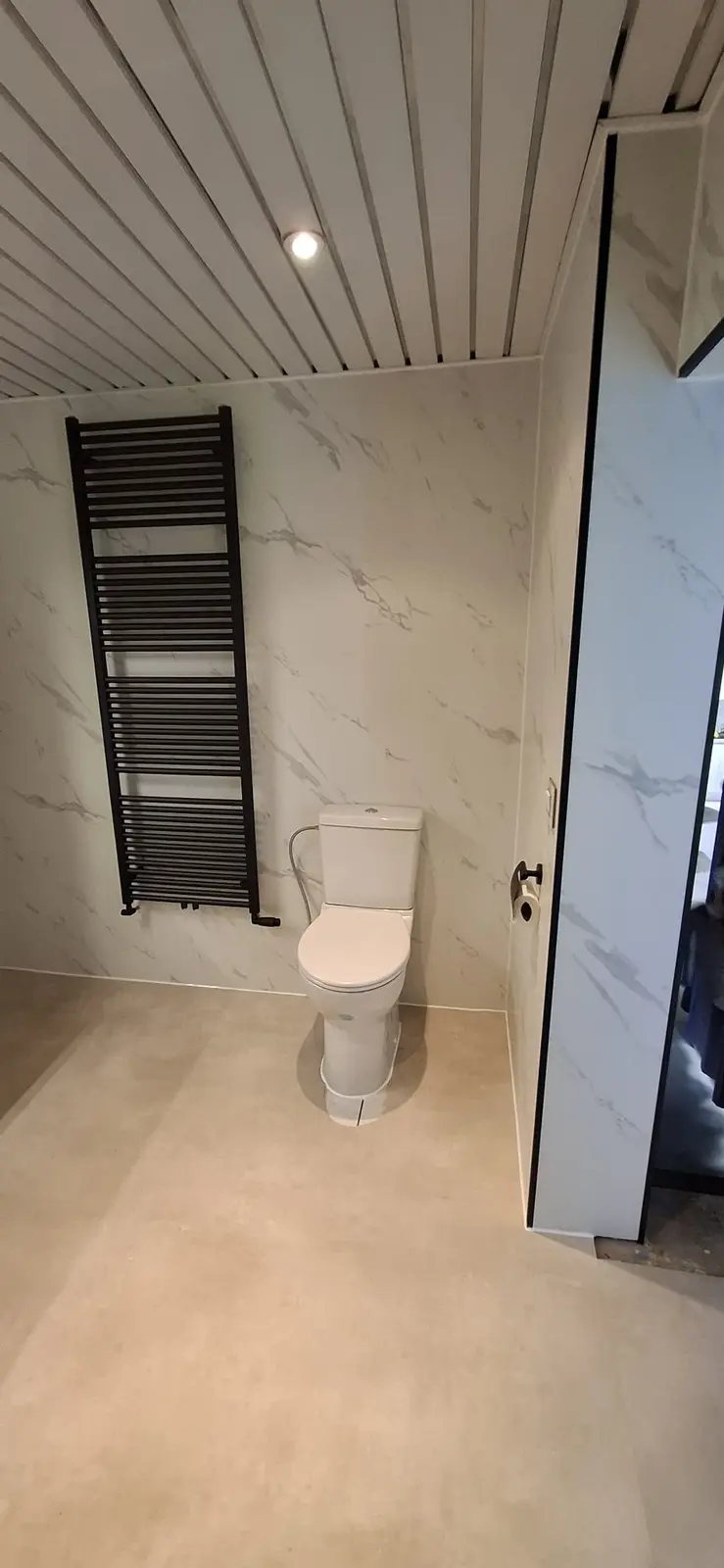 Resultaat na de renovatie: drempelloze douche, antislipvloer, wandbeugels