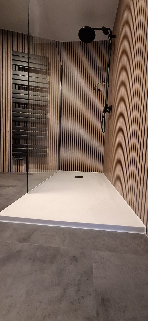 Moderne badkamer met houten lattenwand, inloopdouche en donkere vloertegels