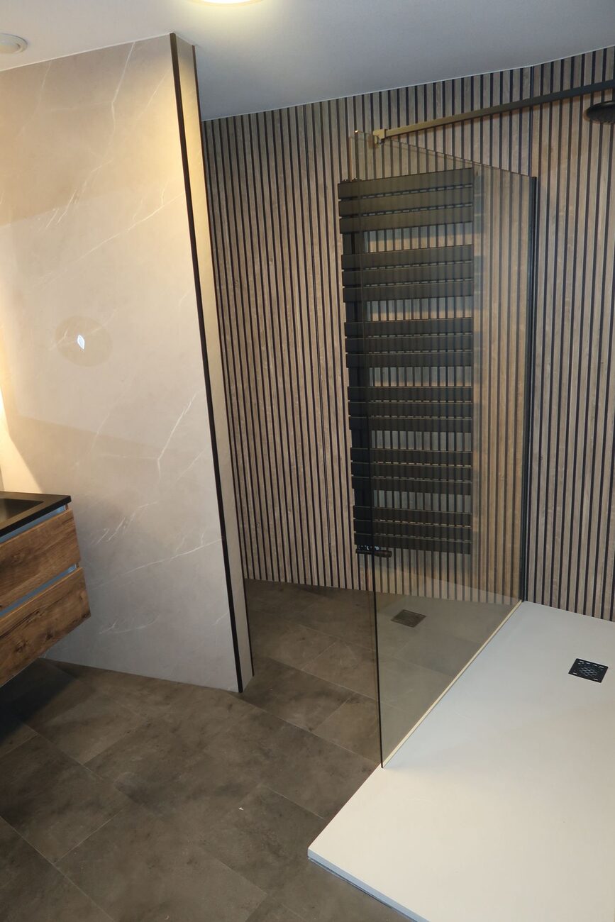 Moderne badkamer met houten lamellenwand en inloopdouche