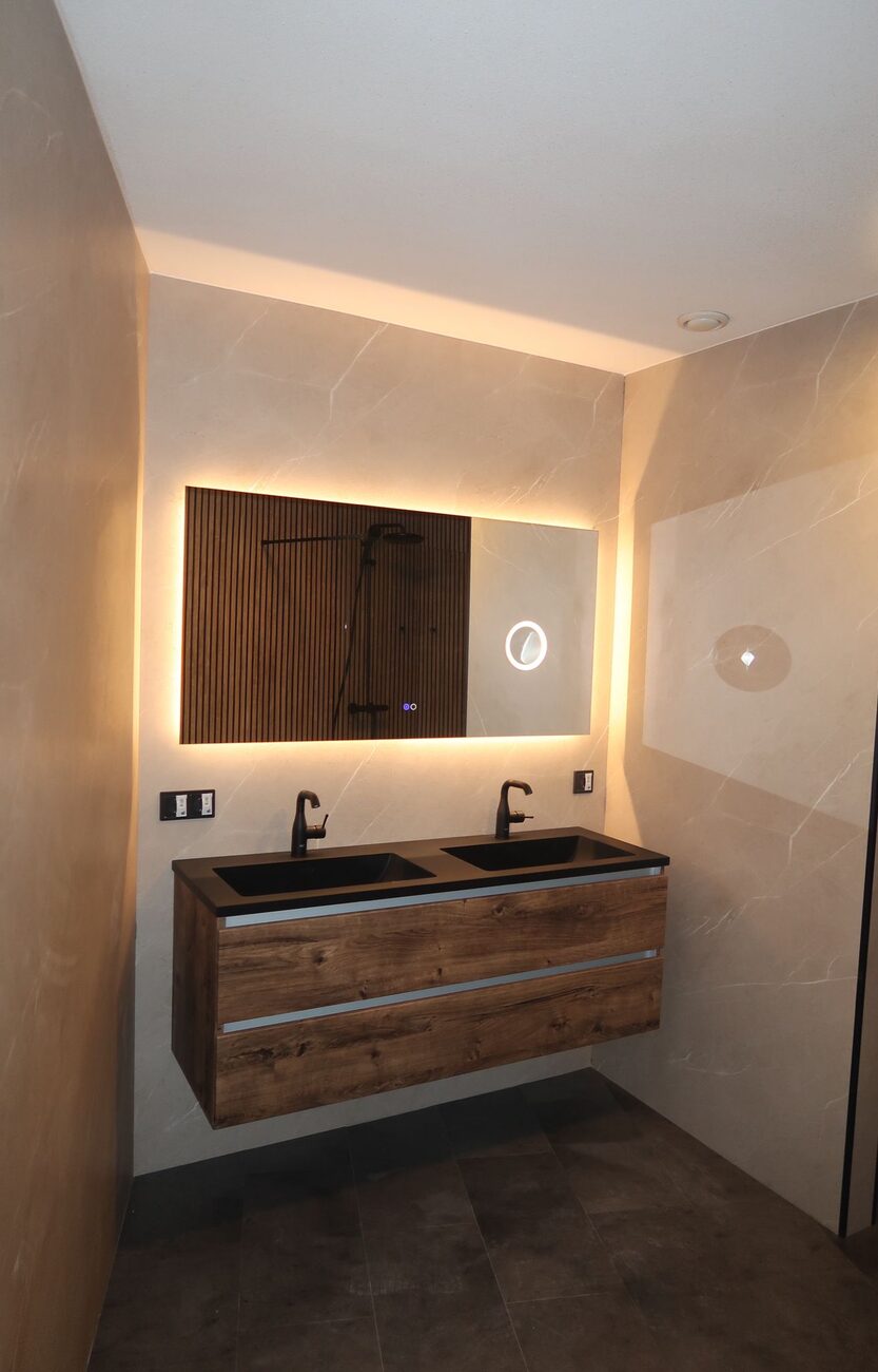 Moderne badkamer met dubbele wastafel en verlichte spiegel