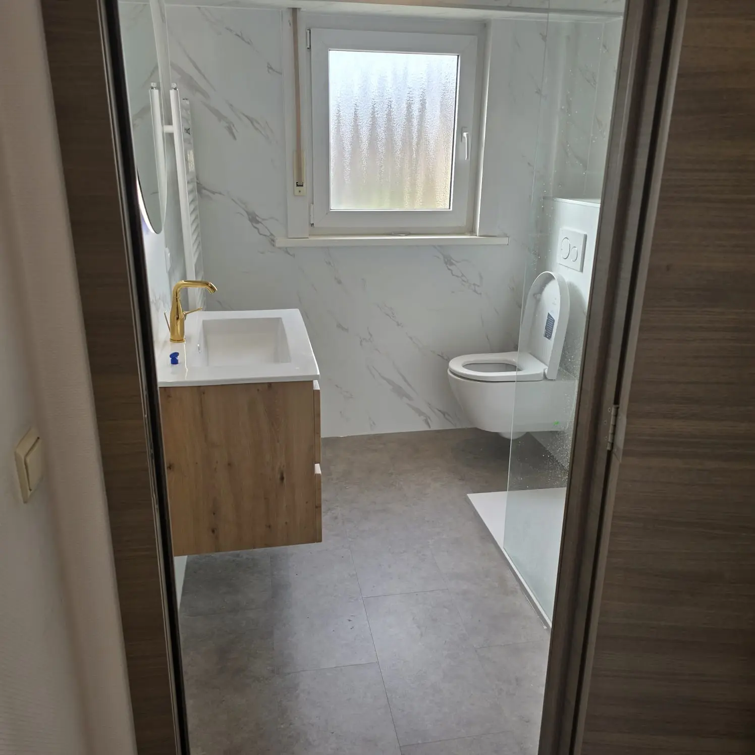 Resultaat na de renovatie: drempelloze douche, antislipvloer, inloopdouche
