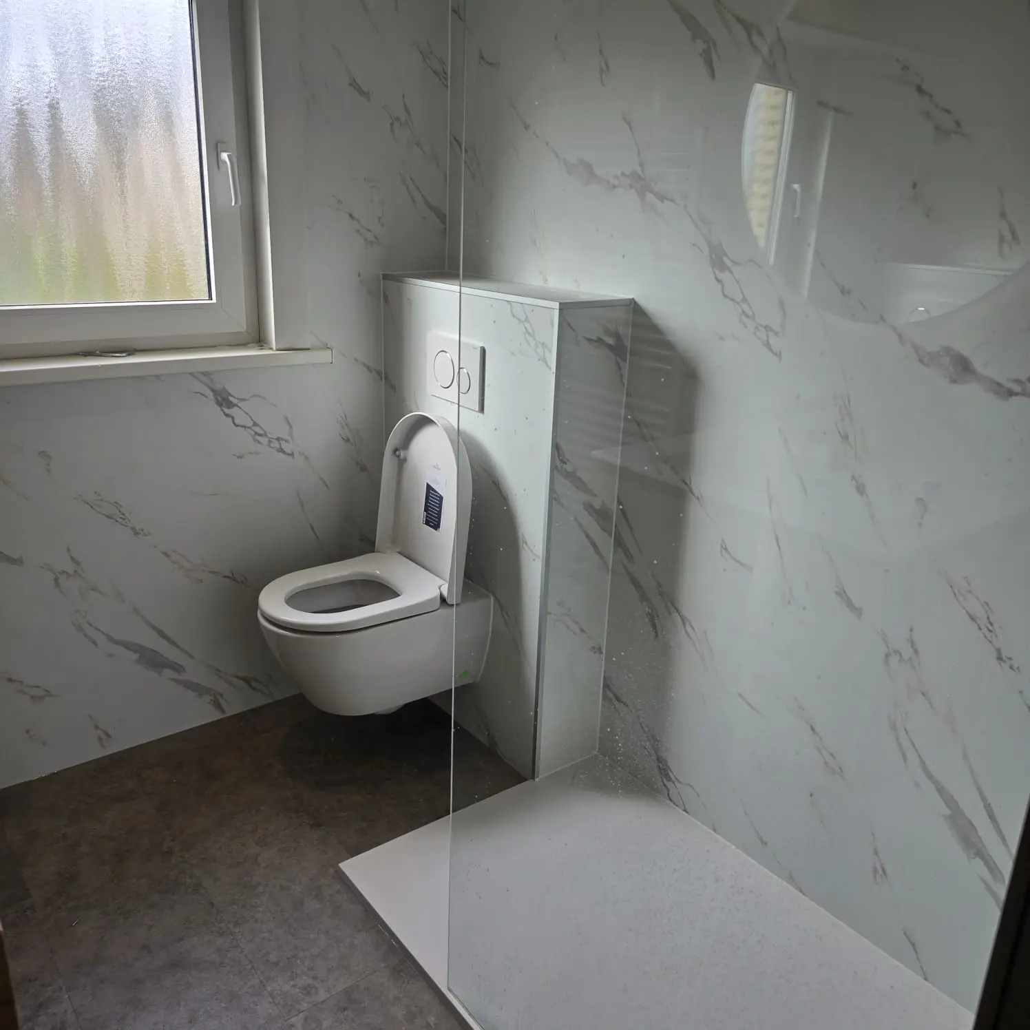 Resultaat na de renovatie: drempelloze douche, antislipvloer, inloopdouche