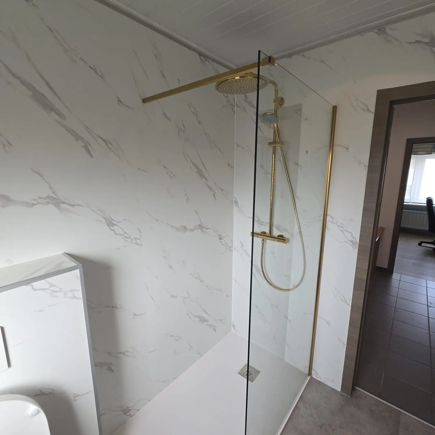 Resultaat na de renovatie: drempelloze douche, antislipvloer, inloopdouche