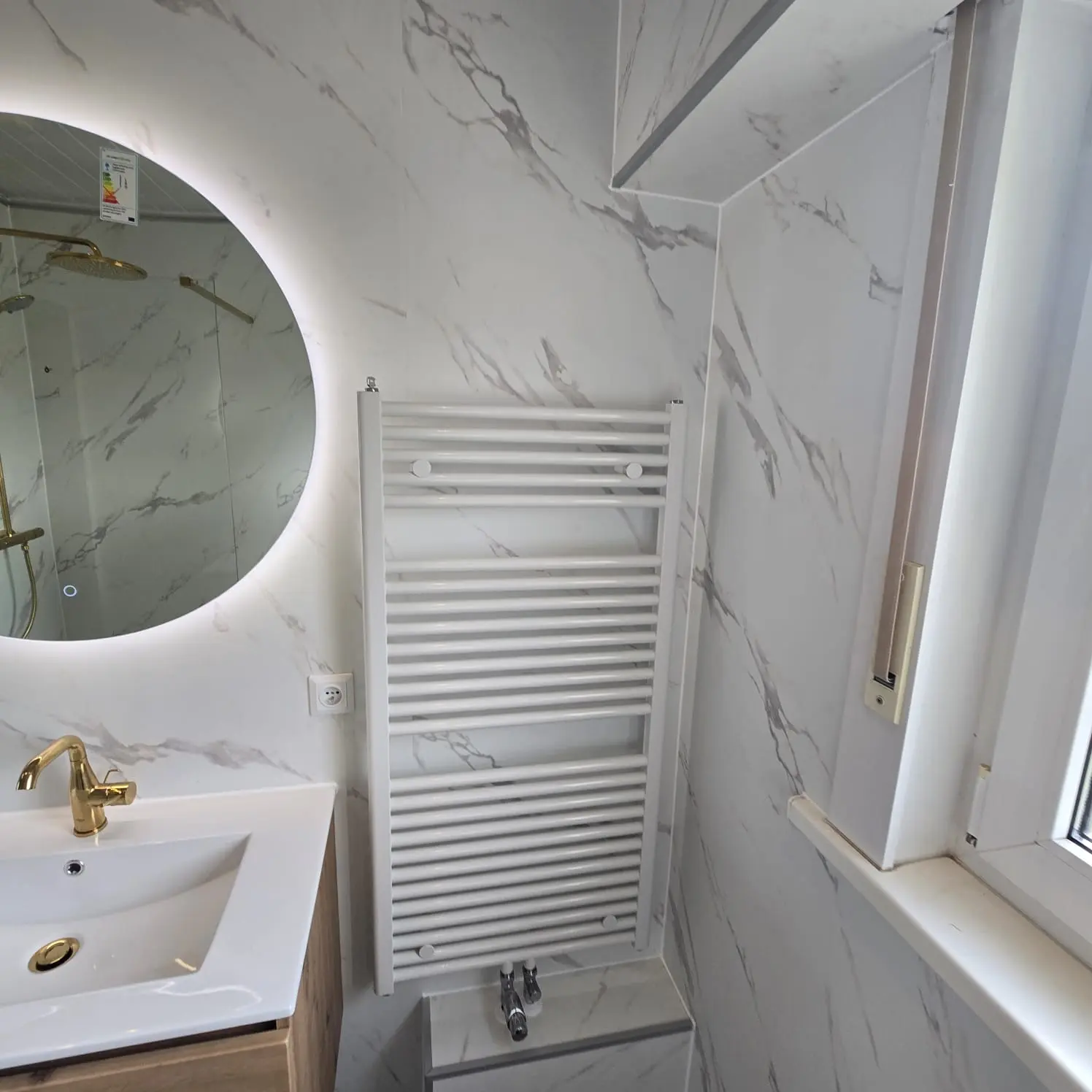 Resultaat na de renovatie: drempelloze douche, antislipvloer, inloopdouche