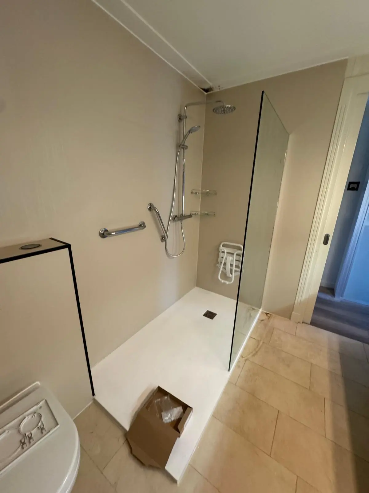 Resultaat na de renovatie: wandbeugels, antislipvloer, drempelloze douche
