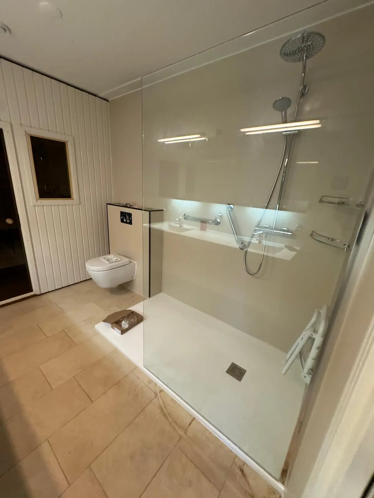 Resultaat na de renovatie: wandbeugels, antislipvloer, drempelloze douche