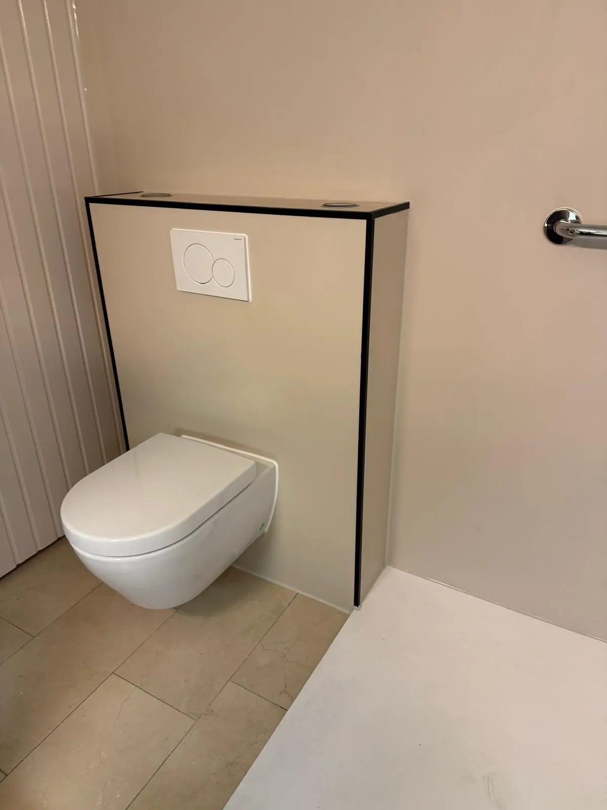 Resultaat na de renovatie: wandbeugels, antislipvloer, drempelloze douche