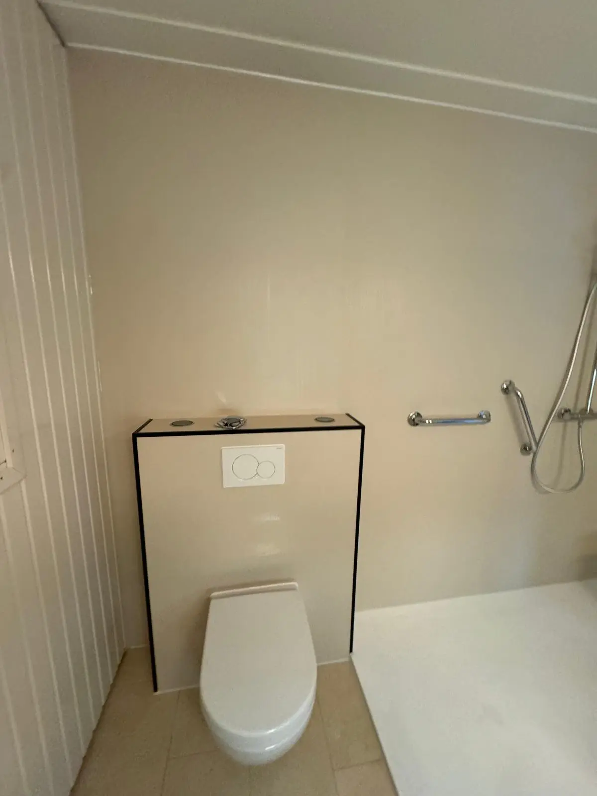 Resultaat na de renovatie: wandbeugels, antislipvloer, drempelloze douche