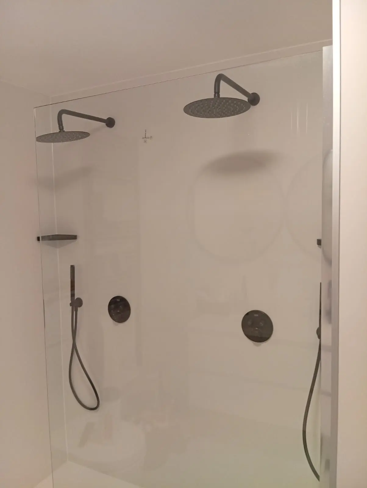Resultaat na de renovatie: inloopdouche, drempelloze douche