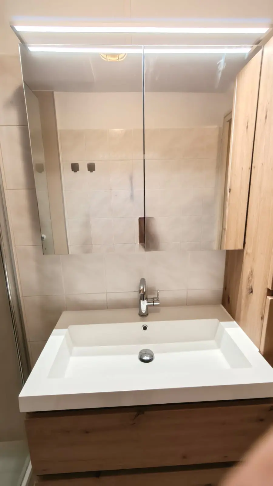 Resultaat na de renovatie: wandbeugels, antislipvloer, drempelloze douche