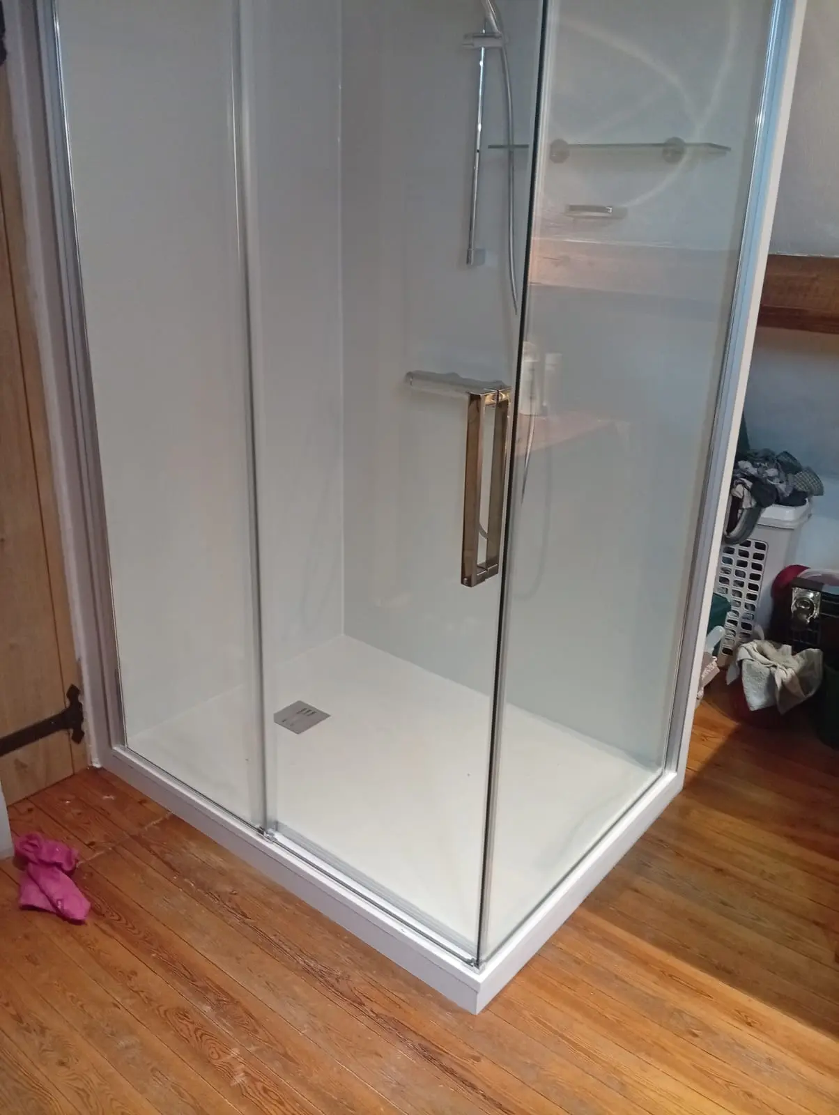 Resultaat na de renovatie: wandbeugels, antislipvloer, drempelloze douche