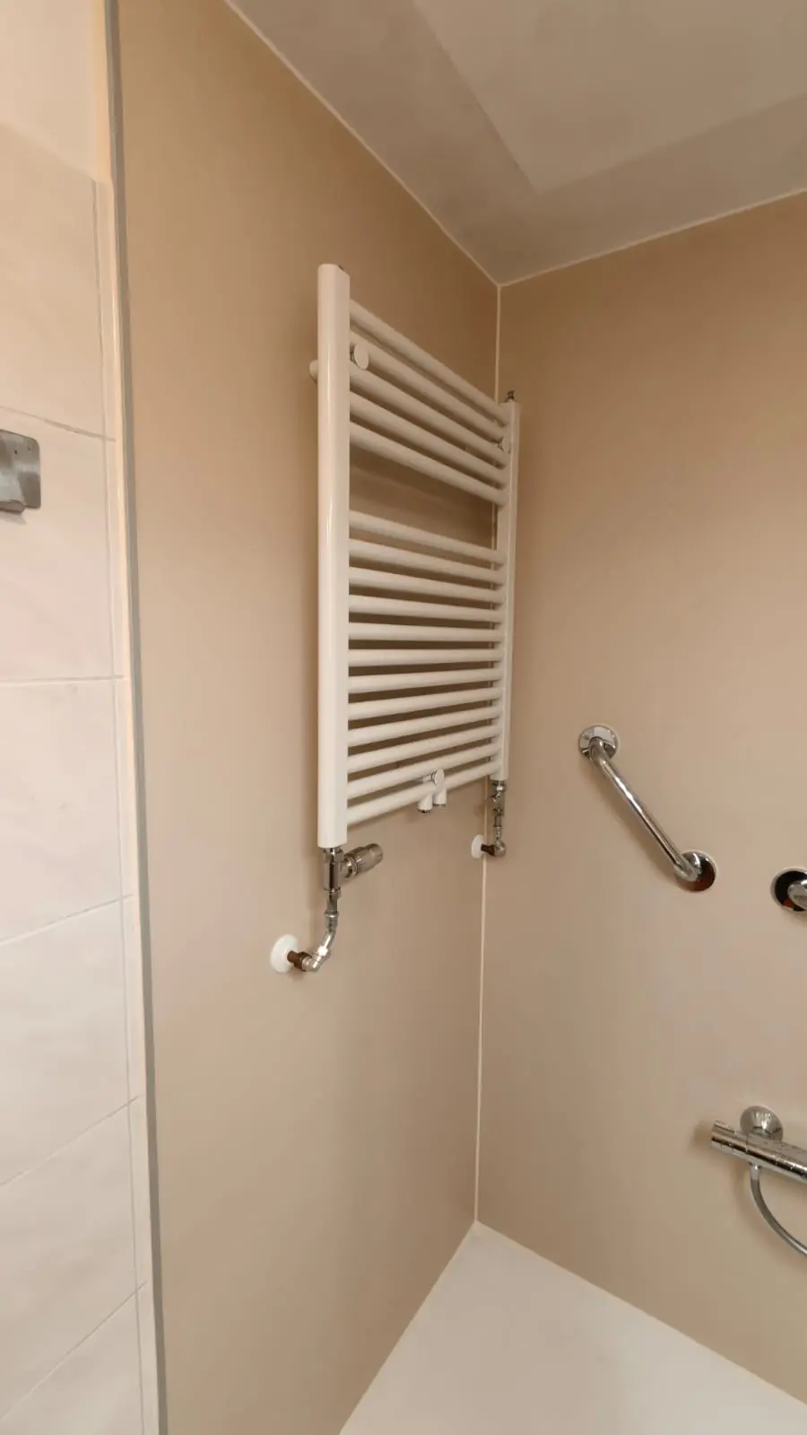 Resultaat na de renovatie: wandbeugels, antislipvloer, drempelloze douche