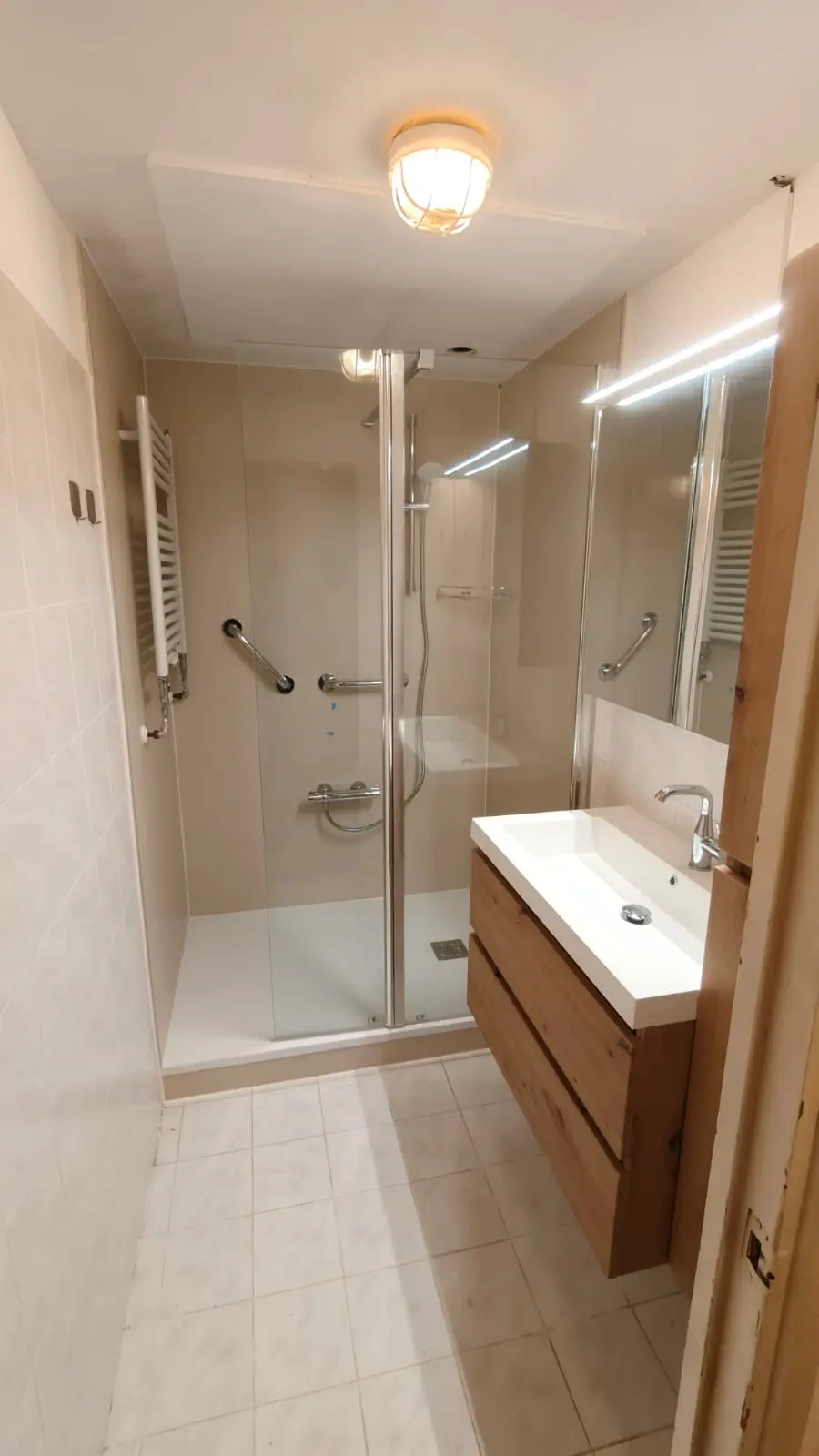 Resultaat na de renovatie: wandbeugels, antislipvloer, drempelloze douche